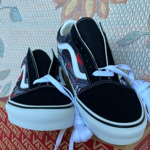 Vans Men’s Old Skool
(Packing Tape) Black/Red/
VN0A4U3BWZ4
Sneakers - Picture 7 of 16